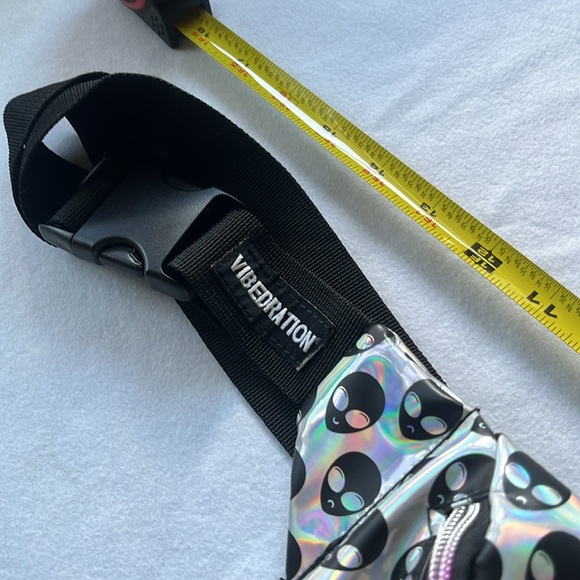 Vibedration holographic alien fanny pack - Picture 5 of 6